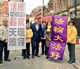 Image for article Manchester, Angleterre : Un conseiller municipal se joint à la manifestation du Falun Gong pendant la visite de Xi Jinping