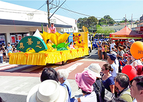 Image for article Australie : Le char du Falun Dafa a remporté la première place lors du Festival Granny Smith à Sydney