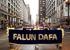 Image for article Chicago : Les étudiants chinois nouvellement arrivés ont été agréablement surpris de voir le Falun Gong au défilé du jour de l'Action de grâces