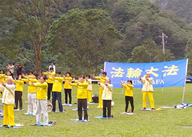 Image for article Taïwan : Des touristes chinois profitent du paysage et prennent connaissance du Falun Gong dans le parc national de Taroko