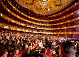 Image for article Shen Yun apporte des messages divins au cours des représentations à guichets fermés au Lincoln Center