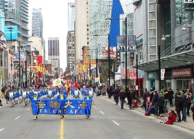 Image for article Le Falun Gong, une tradition chaleureuse dans le défilé de la Saint-Patrick à Toronto
