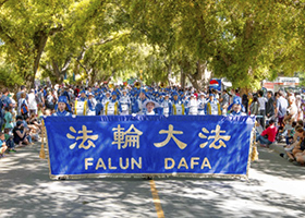 Image for article Des Chinois à Sacramento lors du défilé de la Journée du pique-nique : La prestation du Falun Gong est « magnifique, magnifique et magnifique ! »