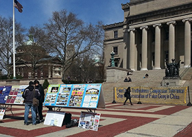 Image for article New York : des passants en apprennent plus sur la persécution du Falun Gong à l'université de Columbia