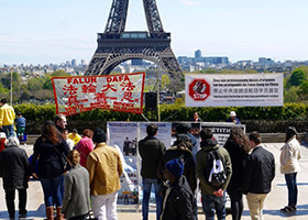 Image for article Paris : Les touristes et les résidents en apprennent davantage sur le Falun Dafa à la place du Trocadéro