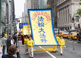 Image for article Aperçus d'une partie des 10 000 personnes qui ont défilé à New York pour célébrer la Journée du Falun Dafa