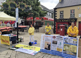 Image for article Irlande du Nord : Les résidents d'Enniskillen signent la pétition pour mettre fin à la répression du Falun Gong en Chine