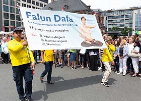 Image for article Francfort, Allemagne : Le groupe de Falun Dafa inspire et informe lors du défilé des cultures 