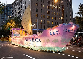 Image for article Seattle, État de Washington : Le Falun Dafa est le point culminant du défilé aux flambeaux