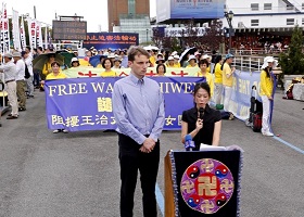 Image for article Des protestataires de New York, Washington, D.C., Berlin et Hambourg demandent à la Chine de redélivrer le passeport à un pratiquant de Falun Gong 