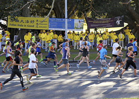 Image for article Sydney, Australie : Des participants à la plus grande course pour le plaisir en faveur d'un fonds de bienfaisance soutiennent la résistance pacifique du Falun Gong