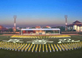 Image for article Indonésie : Des centaines de pratiquants se sont rassemblés pour former des caractères chinois pour célébrer le Falun Dafa