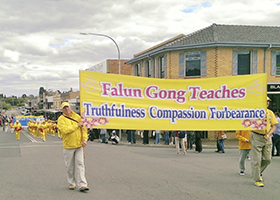 Image for article Bowral, Australie : Le Falun Gong accueilli chaleureusement lors du défilé annuel du Festival Tulip Time
