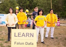 Image for article Présenter le Falun Dafa à des événements communautaires dans les États de New York et de l’Illinois