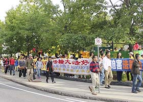 Image for article Ottawa, Canada : Des représentants canadiens et des touristes soutiennent le Falun Gong