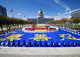 Image for article San Francisco : Formation de caractères par les pratiquants de Falun Dafa en face de l'hôtel de ville