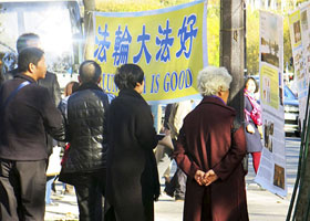 Image for article Un touriste chinois sur le Champ de Mars : « Le Falun Gong est l’espoir du futur de la Chine »