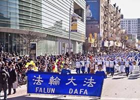 Image for article Flushing, New York : Le groupe du Falun Gong bien accueilli lors du défilé du Nouvel An chinois