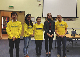 Image for article Londres : Présenter le Falun Dafa à une activité réunissant différentes croyances  sur le campus