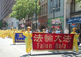 Image for article Philadelphie : Le groupe du Falun Dafa joue du tambour de ceinture lors du défilé du Jour de l'Indépendance