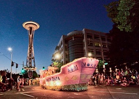 Image for article Le Falun Gong présente la culture chinoise à Seattle lors de la Seafair Torchlight Parade de Seattle