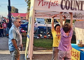 Image for article Ontario, Canada : Les spectateurs apprennent le Falun Dafa au Norfolk County Fair and Horse Show