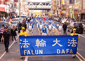 Image for article New York : Le défilé du Falun Dafa reçoit un accueil chaleureux dans le quartier chinois de Manhattan