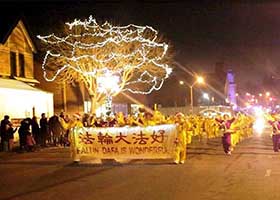 Image for article Toronto : Les pratiquants de Falun Dafa participent aux défilés des fêtes de fin d'année dans sept villes canadiennes