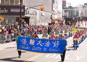 Image for article Flushing, New York : Le groupe du Falun Dafa grandement remarqué dans le défilé du Nouvel An chinois