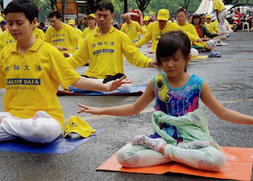 Image for article Indonésie : Les pratiquants présentent une ancienne pratique de méditation lors des célébrations du Nouvel An chinois