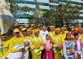 Image for article Calgary, Canada : Des représentants du gouvernement soutiennent le Falun Gong lors d'un festival de rue de grande envergure