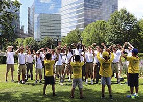 Image for article Toronto, Canada : Les jeunes pratiquants du camp d'été de Minghui parlent du Falun Gong aux gens