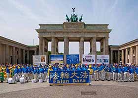 Image for article Soutien généralisé lors du défilé à Berlin appelant à mettre fin à la persécution du Falun Gong en Chine.