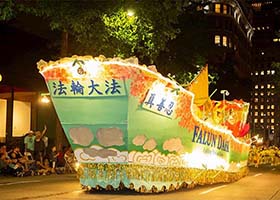 Image for article Le Falun Gong brille au défilé Seafair Torchlight