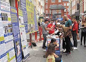 Image for article Londres : Les visiteurs du quartier chinois apprennent le Falun Gong