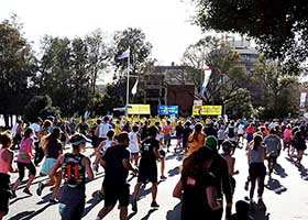 Image for article Sydney, Australie : Les marathoniens du « City to Surf » croisent le Falun Gong