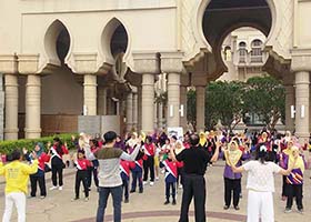 Image for article Malaisie : Un grand groupe apprend les exercices de Falun Gong devant l'édifice gouvernemental de l'État