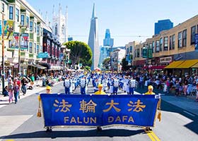 Image for article Au défilé de San Francisco, la prestation du Falun Dafa a attiré l'attention
