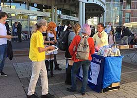 Image for article Les visiteurs découvrent la Falun Gong à la Foire du livre de Francfort