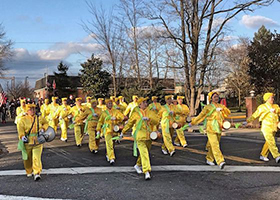 Image for article Le Falun Gong brille dans les défilés de Noël à New York