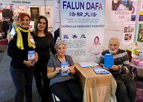 Image for article Turquie : Falun Dafa présenté à la Foire du livre de la ville de Mersin