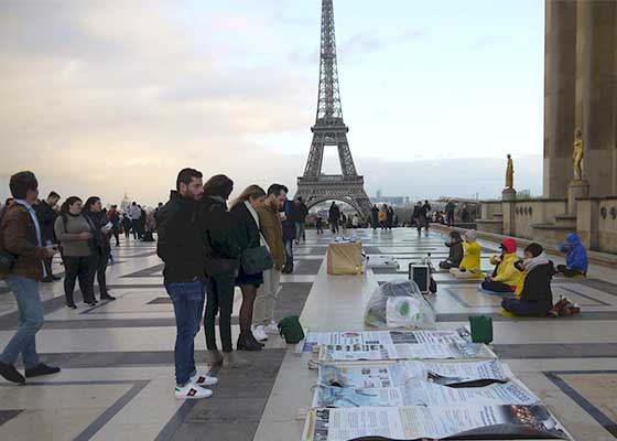 Image for article Paris : Informer les gens de la persécution du Falun Gong en Chine à l'occasion de la Journée internationale des droits de l'homme 