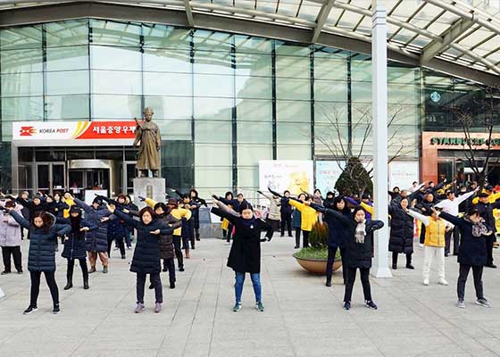 Image for article Corée du Sud : Les touristes chinois attirés par les activités du Falun Dafa à Noël