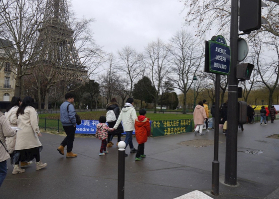 Image for article Les visiteurs chinois découvrent le Falun Gong à Paris : « Le Falun Gong est impressionnant »