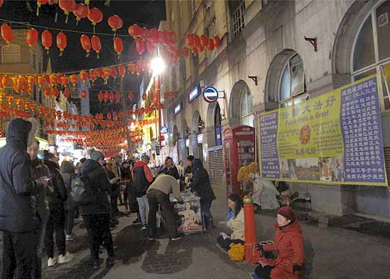 Image for article Dans le quartier chinois de Londres, les visiteurs reçoivent les vœux du Nouvel An de la part des pratiquants de Falun Gong