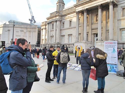Image for article Royaume-Uni : Lors des activités du Falun Gong à Londres, un touriste espagnol veut « être comme les pratiquants ! »