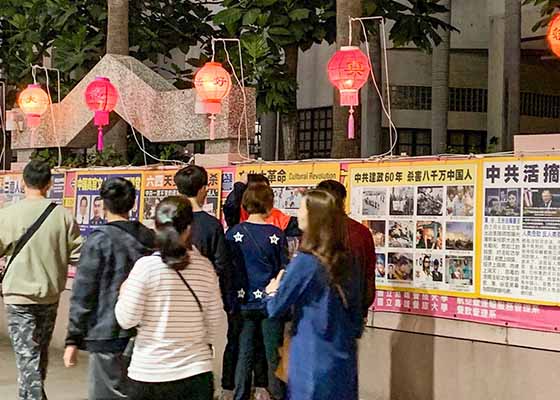 Image for article Kaohsiung, Taïwan : Des touristes de Chine découvrent le Falun Gong au marché nocturne