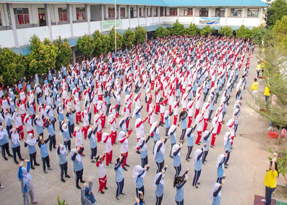 Image for article Indonésie : 500 élèves d'une école secondaire et des enseignants apprennent les exercices de Falun Gong