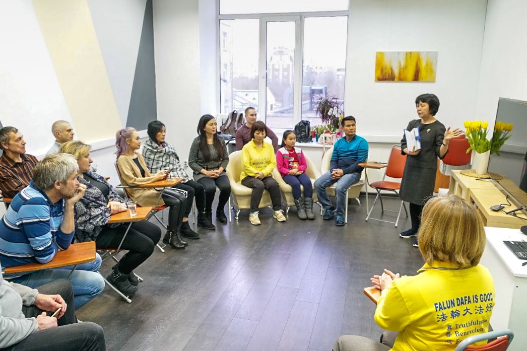 Image for article Moscou : Les participants à un atelier de neuf jours de conférences de Falun Dafa en bénéficient physiquement et mentalement