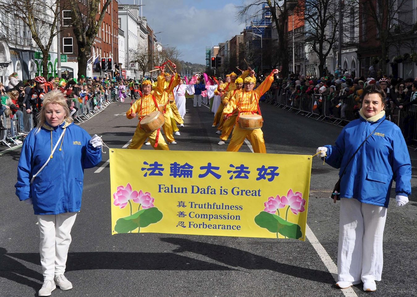 Image for article Les pratiquants de Falun Gong en Irlande défilent pour la Saint-Patrick